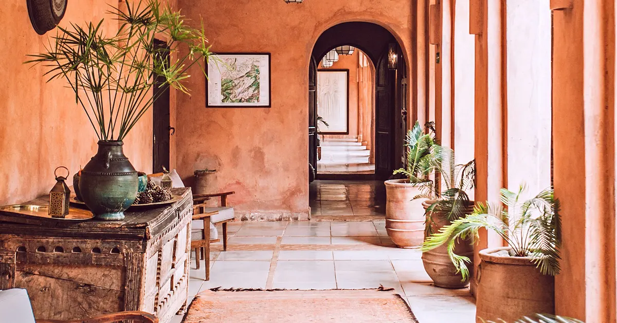 View of a succession of rooms composed of natural elements.
